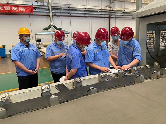 天海工業(yè)黨委書記、董事長(zhǎng)李俊杰深入四型瓶車間調(diào)研指導(dǎo)工作 (1).png